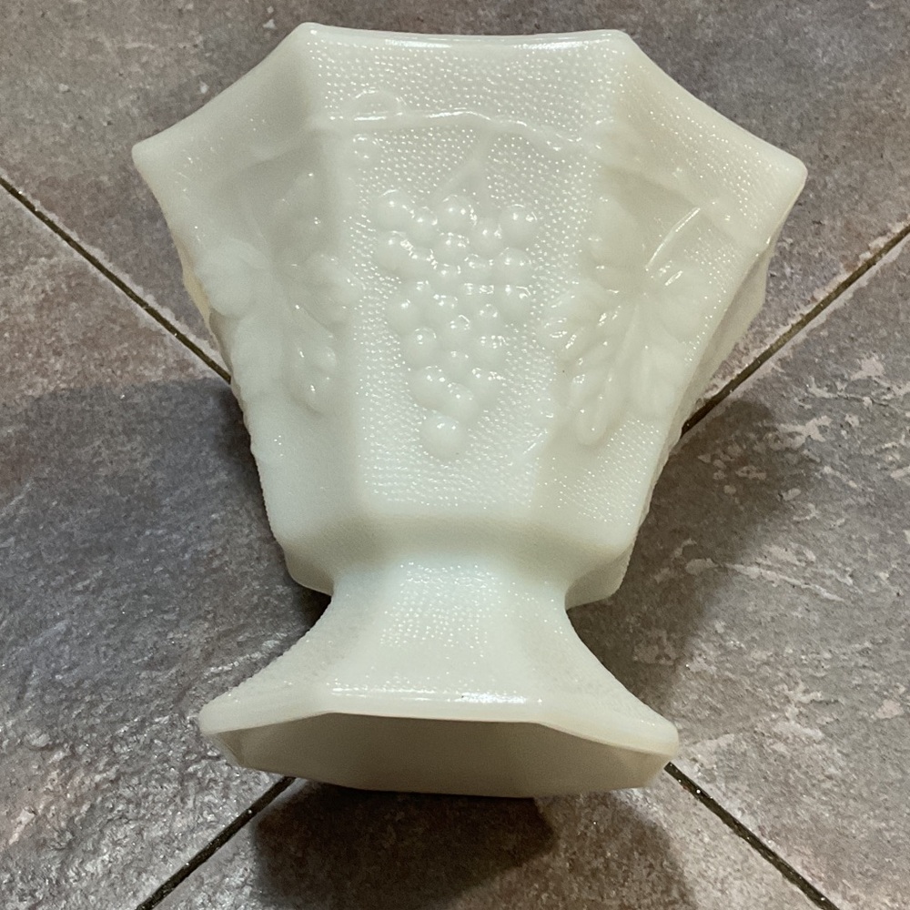 Anchor Hocking Ivory Grape Design Vase